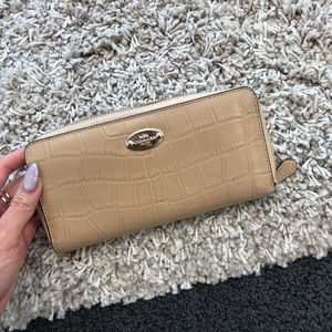 Coach  zip wallet